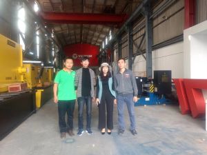 山东数控车床生产厂家---泰安钰卓机械  越南客户顺利培训完成